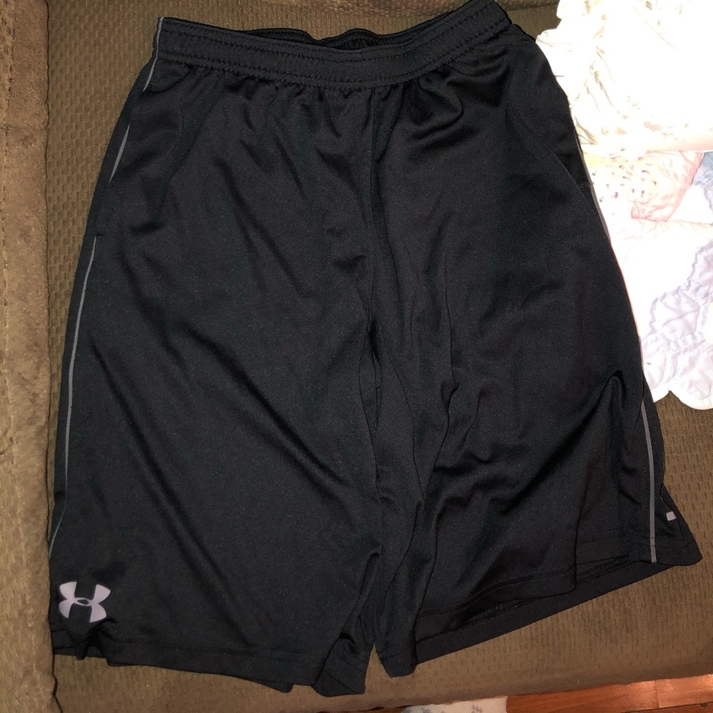 boys UA basketball shorts size youth large.